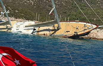 Bodrum'da kayalıklara vurup yan yatan teknedeki 11 kişi kurtarıldı
