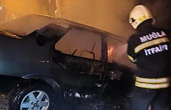 Bodrum'da kaza yapan otomobil alev aldı