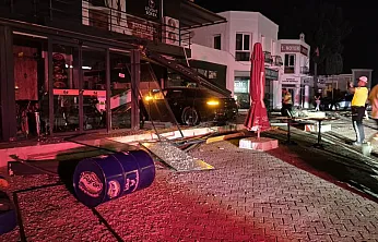 Bodrum'da Lüks Otomobil Börekçiye Daldı: 2 Yaralı