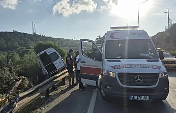 Bodrum'da makas atıp minibüsü şarampole uçurdu: 2 yaralı