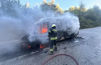 Bodrum'da okul servisi alev alev yandı
