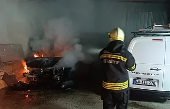 Bodrum'da park halindeki araçta çıkan yangın söndürüldü