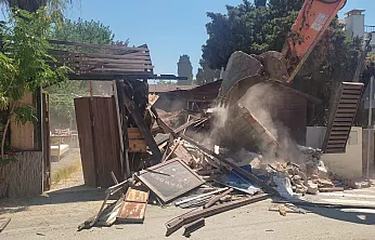 Bodrum'da sahile ulaşımı engelleyen kaçak yapılar yıkıldı