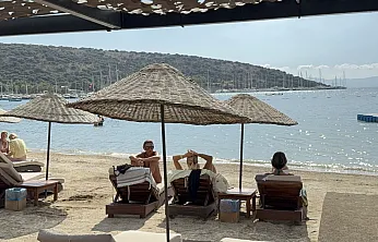 Bodrum'da sıcak havayı gören denize akın etti