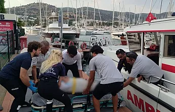 Bodrum'da tekneden düşen turist hastaneye kaldırıldı