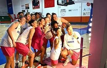 Bodrum kadın basketbol takımı ve doktorlar meme farkındalığı için maç yaptı