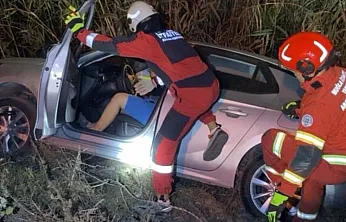 Dalaman'da direksiyon hakimiyetini kaybeden sürücü kanala uçtu