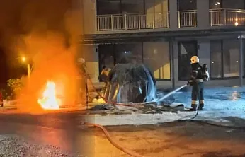 Dalaman'da park halindeki elektrikli araç alev alev yandı