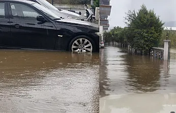 Dalaman'da sağanak yağış yolları göle çevirdi