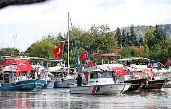 Dalyan Kanalı'nda 103 tekneyle Cumhuriyet'in 103. yılına özel kortej oluşturuldu