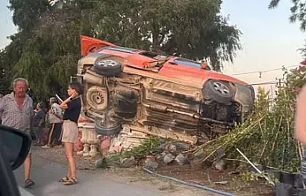 Datça'da korkutan kaza: Devrilen araç iş yerlerine metreler kala durdu