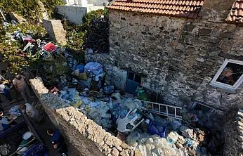Datça'da kötü kokuların yayıldığı çöp evden 5 ton çöp çıkarıldı