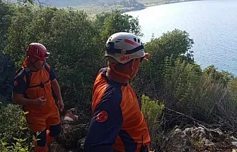 Datça'da koyda mahsur kalan kişi MAG-AME ekiplerinin yardımıyla kurtarıldı