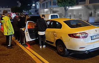 Ehliyetsiz sürücü kırmızı ışıkta bekleyen araca çarptı