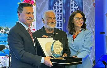 Fedon'a Muğla Büyükşehir ve Bodrum Belediyesinden fahri turizm elçiliği beratı ve plaketi