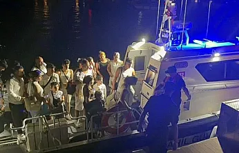 Fethiye açıklarında 7 göçmen kaçakçısı ile 25 düzensiz göçmen yakalandı