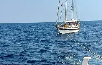 Fethiye açıklarında sürüklenen teknedeki 6 kişi kurtarıldı