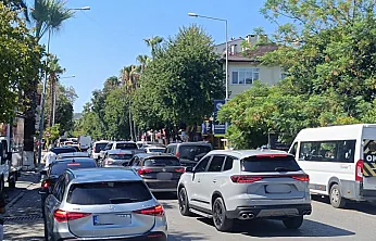 Fethiye Atatürk Caddesi'nde okul çıkışlarında trafik yoğunluğu