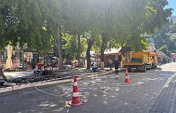 Fethiye Belediye Caddesi'nde kaldırım parkeleri yenileniyor