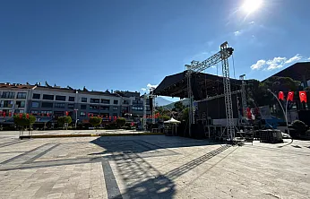 Fethiye Beşkaza Meydanı Derya Uluğ konserine hazırlanıyor