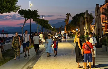 Fethiye Çalış Plajı akşamları serinlemek isteyenlerin adresi oldu