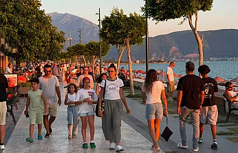 Fethiye Çalış Plajı'nda akşam hareketliliği: Vatandaşlar serinliği sahilde aradı