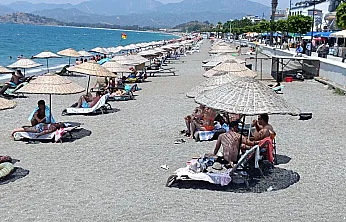 Fethiye Çalış Sahili'nde Yerli ve Yabancı Turistler Denizin Keyfini Çıkardı