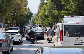 Fethiye Çarşı'da Gün İçinde Trafik Yoğunluğu