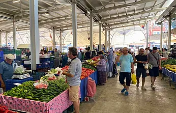 Fethiye Cumartesi Pazarı'nda Alışveriş Hareketliliği