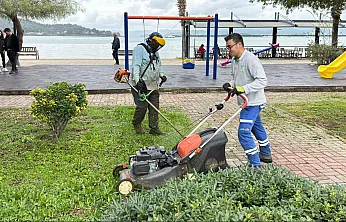 Fethiye'de 2. etap sahil bandında çim kesim çalışması