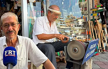 Fethiye'de 50 yıla yakın süredir bıçak bileyliyor: 'Bitmeye yakın bir meslek'