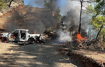 Fethiye'de Araç Yangını Ormana Sıçradı: Yangın Büyümeden Söndürüldü