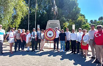Fethiye'de Atatürk Anıtı önünde alternatif çelenk sunma töreni