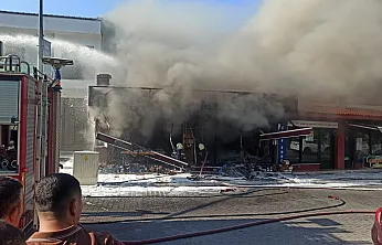 Fethiye'de Ayakkabı Mağazasında Yangın: İtfaiye Ekipleri Müdahale Ediyor