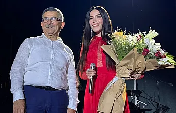 Fethiye'de Burcu Güneş'e çiçek takdimi