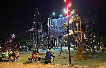 Fethiye'de Çocukların Akşam Eğlencesi: Şehit Fethi Bey Parkı Yoğun İlgi Görüyor