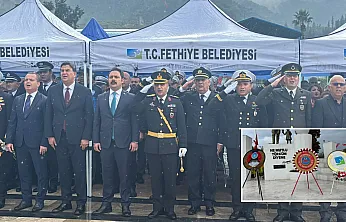 Fethiye'de Cumhuriyet Bayramı yağmur altında çelenk töreniyle başladı