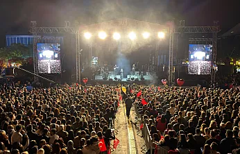 Fethiye'de Cumhuriyet Bayramı Derya Uluğ Konseriyle Taçlandı