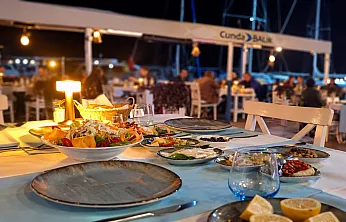 Fethiye'de Cunda Balık, deniz manzarası eşliğinde 12 ay hizmet veriyor