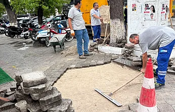 Fethiye'de deforme olan kaldırım parkeleri yenileniyor