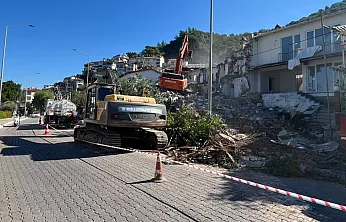 Fethiye'de depreme dayanıksız 3 bina yıkılıyor