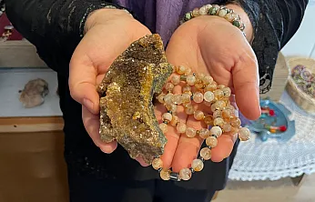 Fethiye'de doğal taşlara ilgi artıyor: Tuba Aydın sitrin taşının sırlarını açıkladı