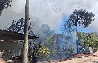 Fethiye'de evde başlayan yangın ormanlık alana sıçradı