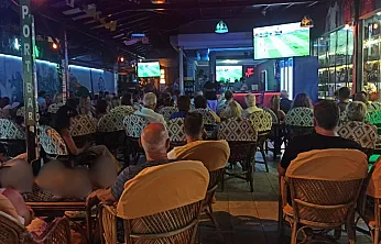 Fethiye'de final heyecanı: Yerli ve yabancı turistler ekranlara kilitlendi