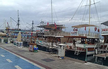 Fethiye'de gezi tekneleri olumsuz hava koşulları nedeniyle tura çıkmadı