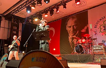 Fethiye'de gündüz gökyüzü, gece müzik şöleni