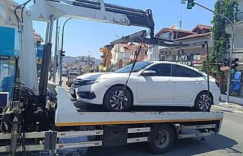 Fethiye'de hatalı park eden araç çekiciyle kaldırıldı