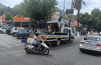 Fethiye'de hatalı park edilen araçlar çekildi