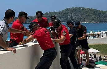 Fethiye'de işletmenin çatısına düşen yamaç paraşütü pilotu ile yolcusu yaralandı
