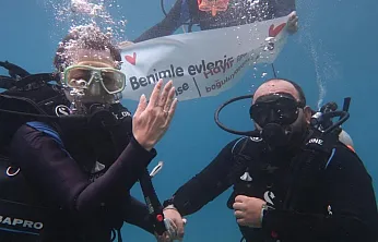 Fethiye'de kız arkadaşına 5 metre derinlikte evlenme teklif etti
